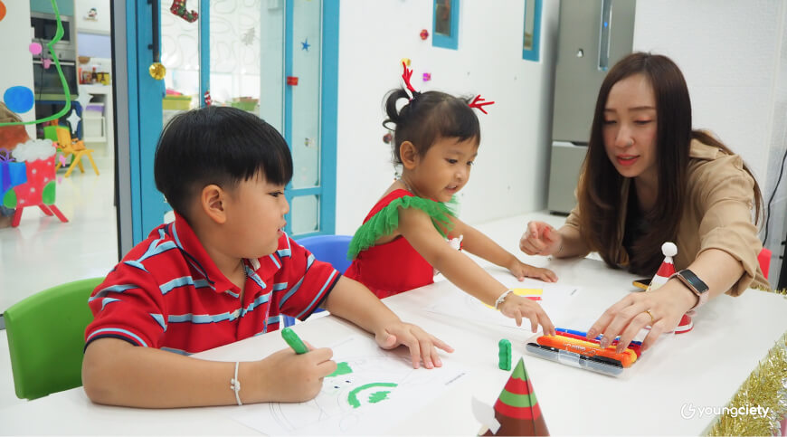 3-4 ขวบ เหมาะสำหรับใช้สีเทียนแท่งใหญ่ในการระบายสี