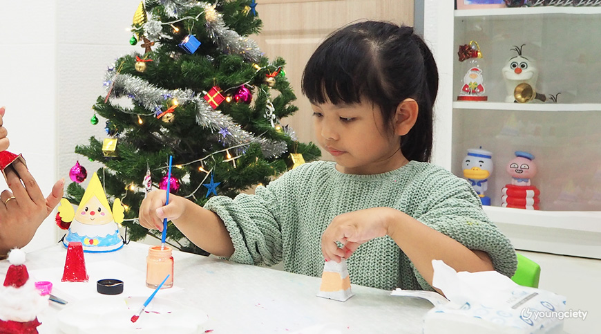น้องมอนเต้ ระบายสีซานตาคลอสอย่างตั้งใจ