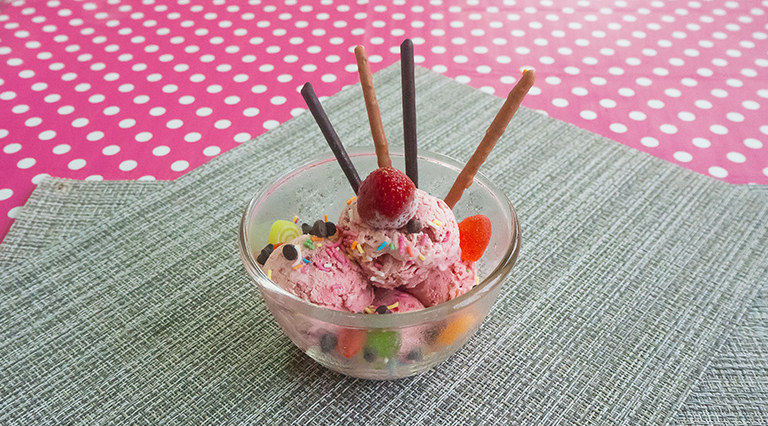 ไอศกรีมผลไม้ตกแต่งด้วยท็อปปิ้งเสร็จเรียบร้อยแล้ว