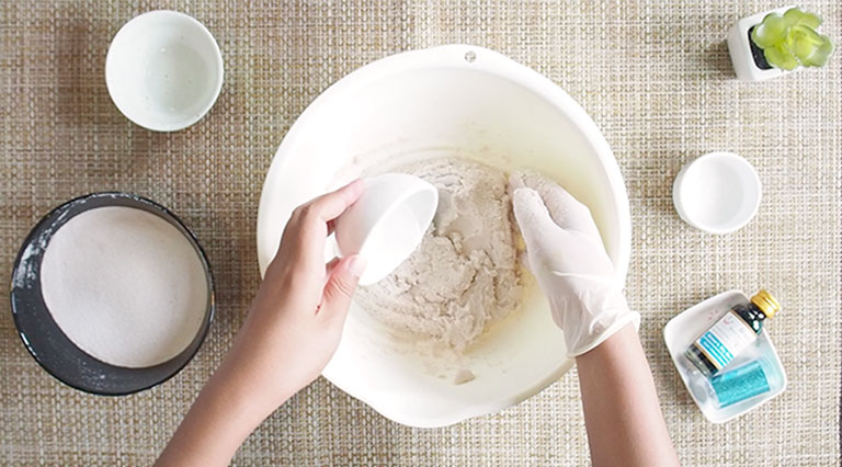 ใส่น้ำยาล้างคอนแทคเลนส์ลงในภาชนะ