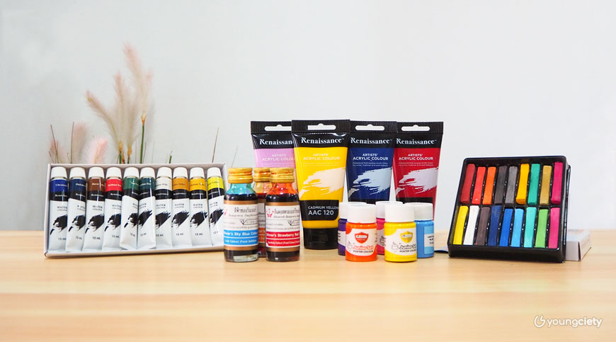 สีที่ใช้ผสมกับดินเบาได้มี สีอะคริลิค สีโปสเตอร์ สีผสมอาหาร สีน้ำ และสีชอล์ก