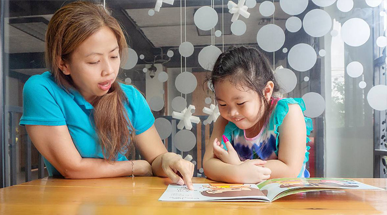 การเล่านิทาน การสอนภาษาแบบธรรมชาติที่ช่วยพัฒนา ทักษะการฟัง เด็ก
